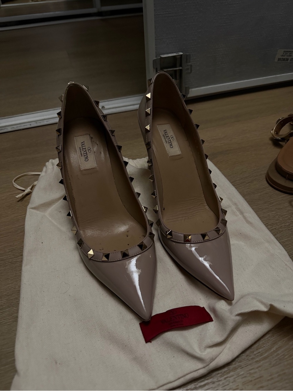Valentino Patent Rockstud Pointed Pumps in Nude Blush Size 40